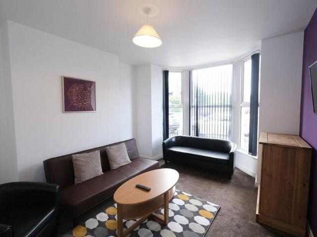 House for rent in Elm Park, Calderstones
