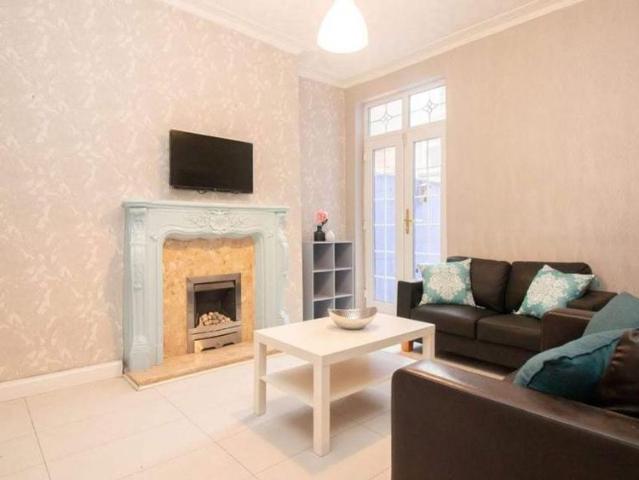 House for rent in Elm Park, Calderstones
