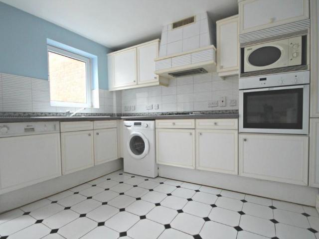 House for rent in Brondesbury, Greater London