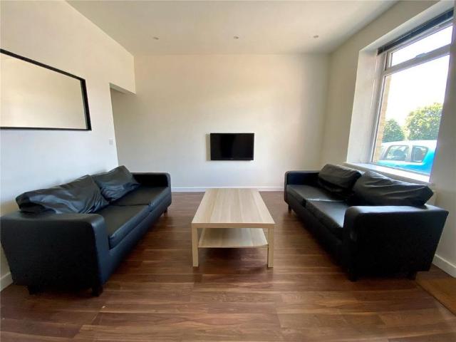 House for rent in Hillhouse, Almondbury