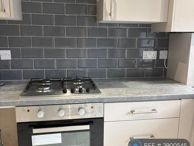 House for rent in Heol-las, Surrey
