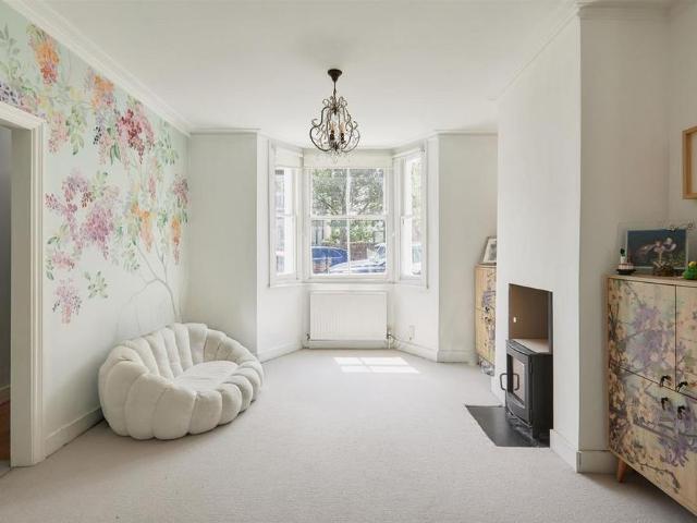 House for rent in London Borough of Hounslow, Strand