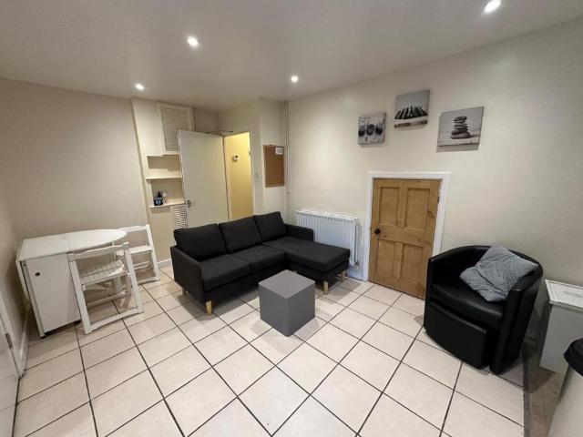 House for rent in Gipsy Lane Estate, The Slade