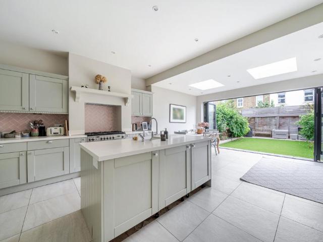 House for rent in Summerstown, Greater London