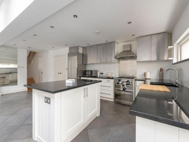 House for rent in Walham Green, Greater London