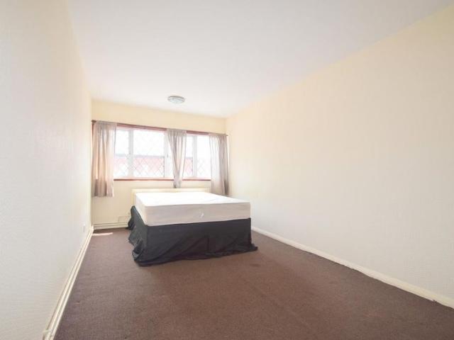 House for rent in London Borough of Merton, Raynes Park