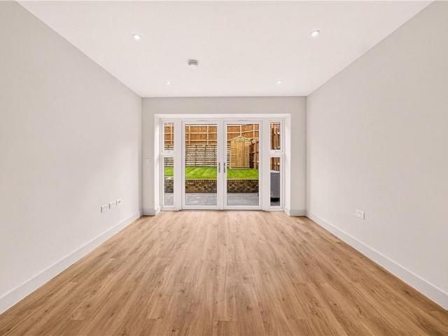 House for rent in The Quarry, Greater London