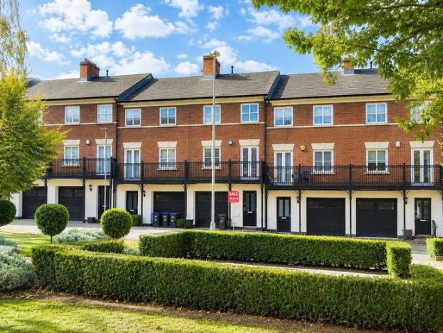 Townhouse for sale in Ivy Chimneys, Epping