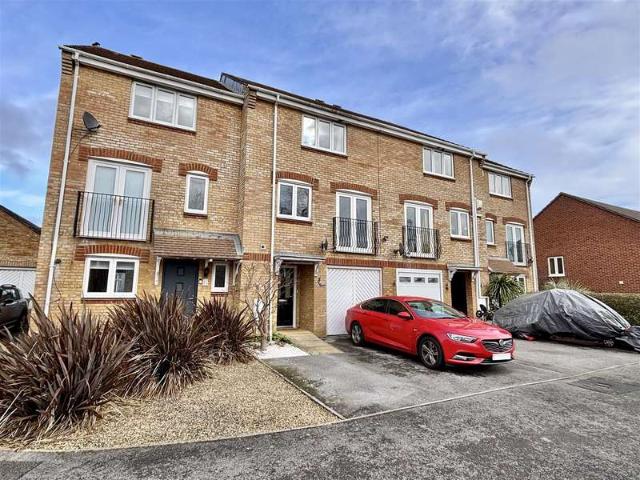 Townhouse for sale in Hamworthy, Poole