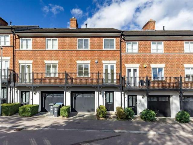 Townhouse for rent in Ivy Chimneys, Epping