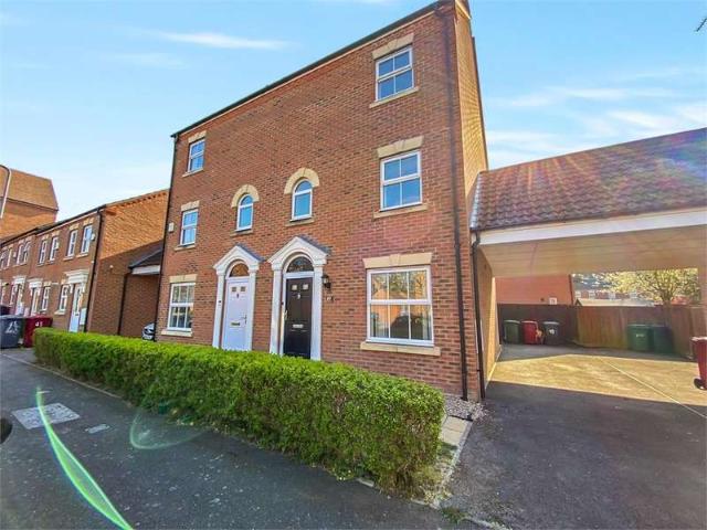 Townhouse for rent in Slough