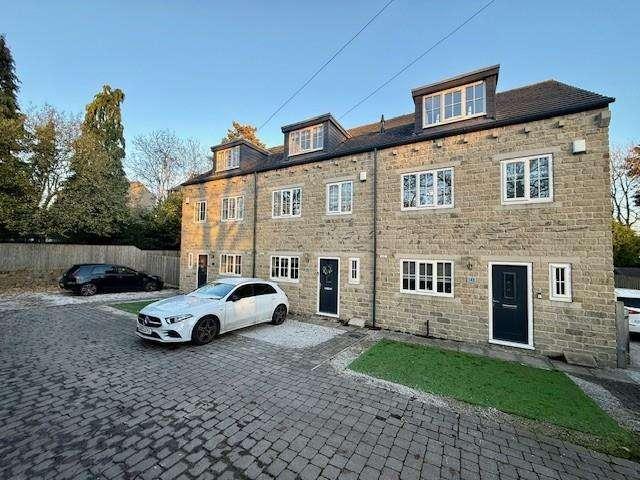 Townhouse for sale in Low Moor, West Yorkshire
