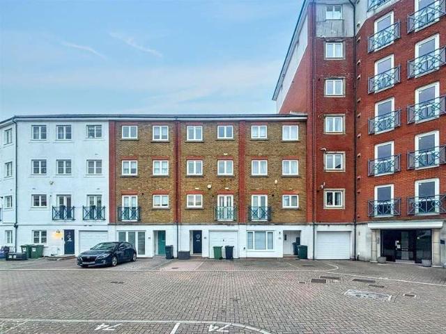 Townhouse for sale in Sovereign Harbour, Eastbourne