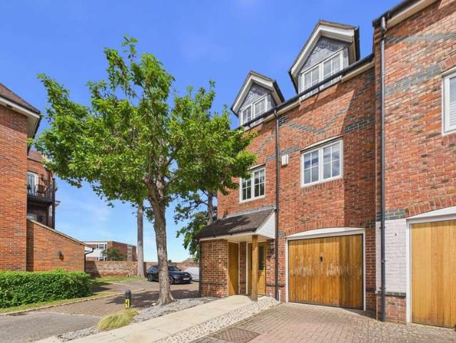 Townhouse for sale in King's Walden, Hertfordshire