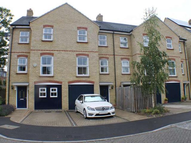 Townhouse for rent in Well Hall, Greater London