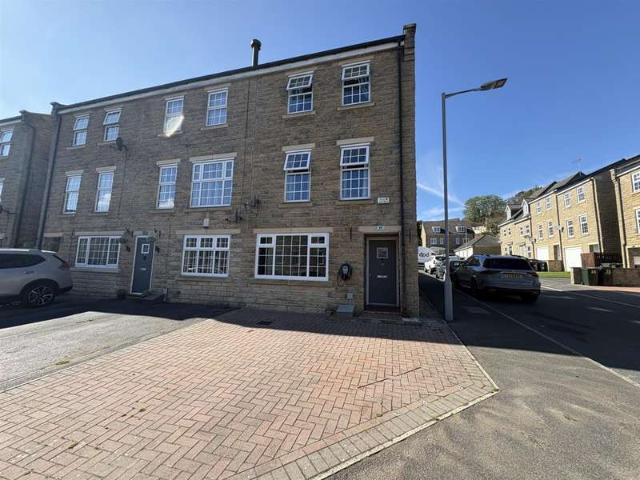 Townhouse for sale in Baildon, West Yorkshire