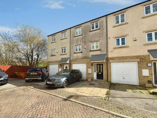 Townhouse for sale in Shelf, West Yorkshire