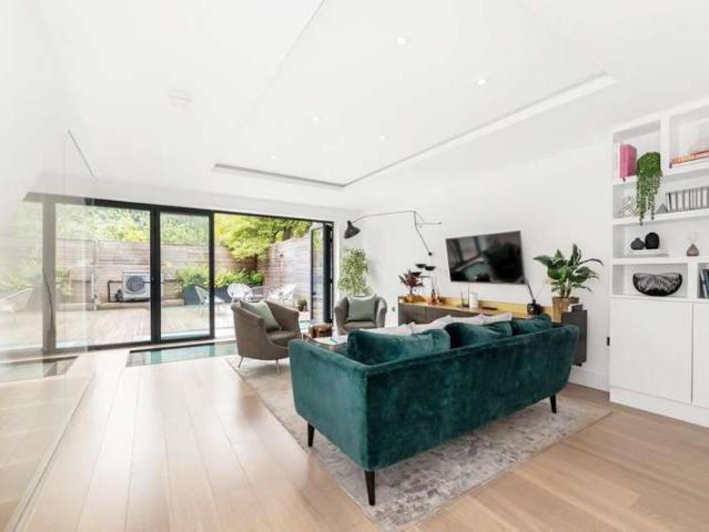 Townhouse for sale in East Dulwich, Greater London