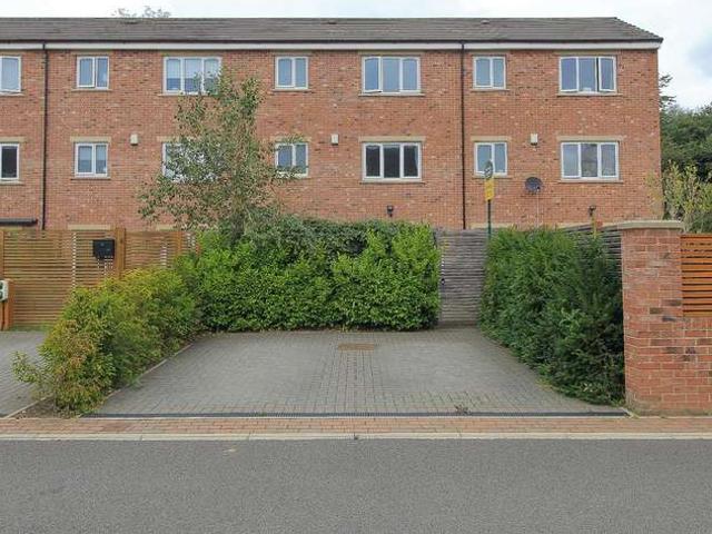 Townhouse for sale in Normanton and Altofts, Altofts