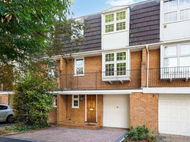 Townhouse for sale in London Borough of Harrow, Greater London