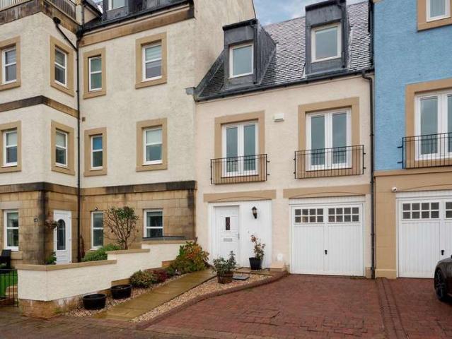 Townhouse for sale in Inverkip, Scotland