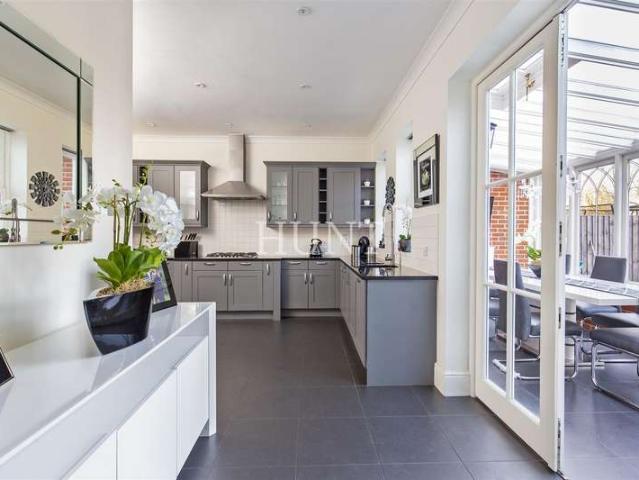 Townhouse for sale in Fairlop, Greater London