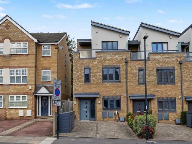 Townhouse for sale in Winchmore Hill, Greater London