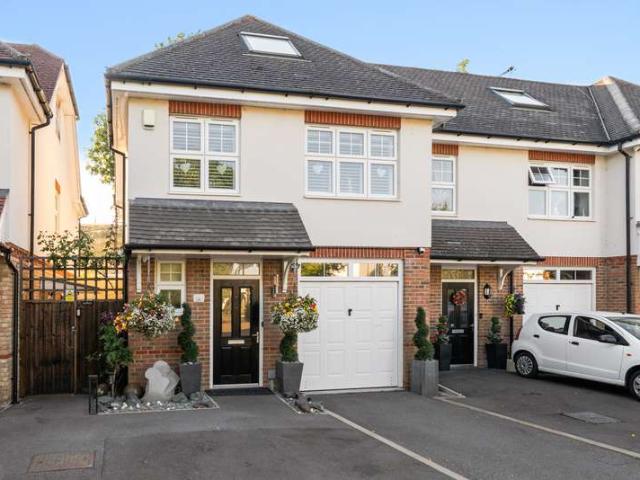 Townhouse for sale in Lower Halliford, Surrey