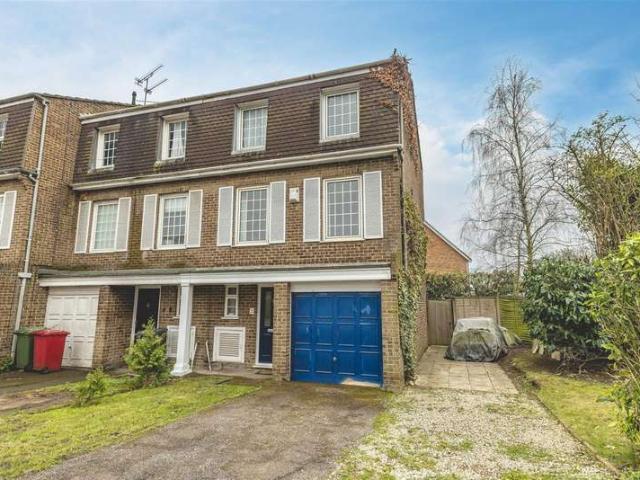 Townhouse for sale in Slough