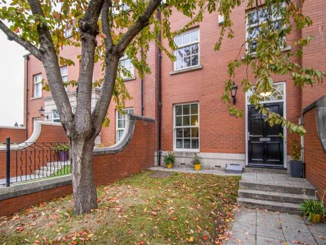 Townhouse for sale in Wrenthorpe, West Yorkshire