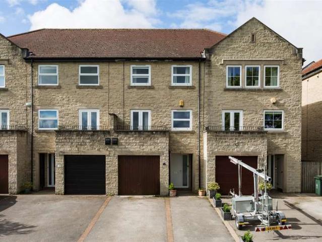 Townhouse for sale in Yeadon, West Yorkshire