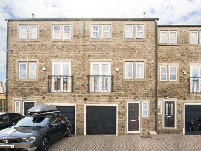 Townhouse for sale in Queensbury, West Yorkshire