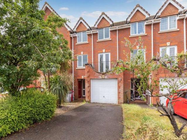 Townhouse for sale in Slough