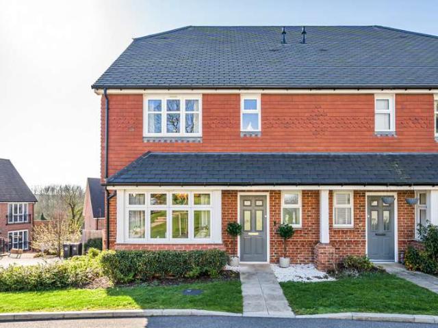 Townhouse for sale in Pachesham Park, Surrey