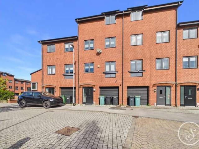 Townhouse for sale in Victoria Riverside, Leeds