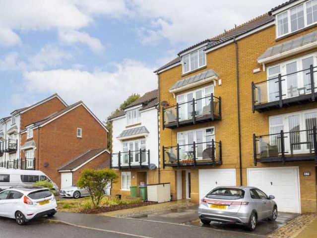 Townhouse for sale in Golden Valley, Folkestone