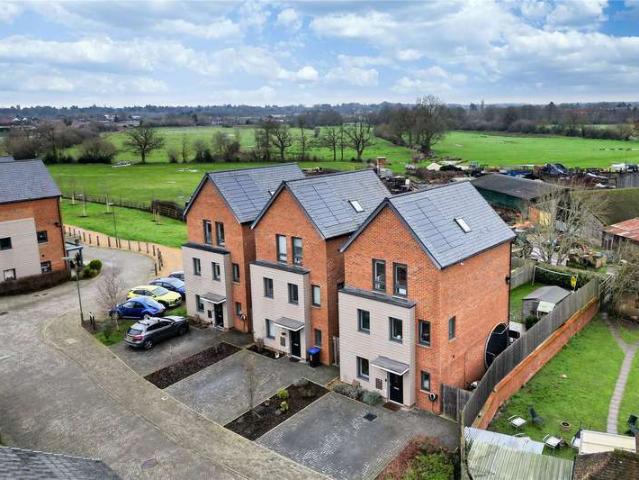 Townhouse for sale in Westfield, Woking