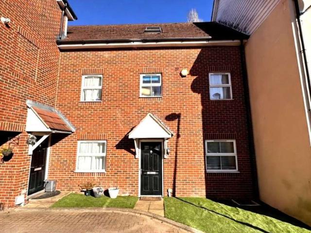 Townhouse for sale in Wexham Court, Slough