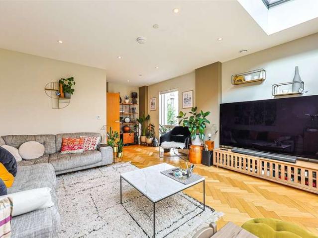 Townhouse for sale in Colindale, Greater London