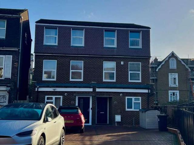 Townhouse for sale in Slough