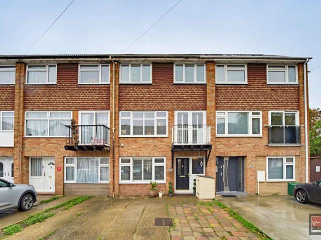 Townhouse for sale in Ashford, Spelthorne
