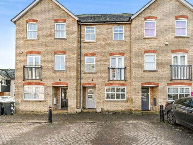 Townhouse for sale in Duton Hill, Essex