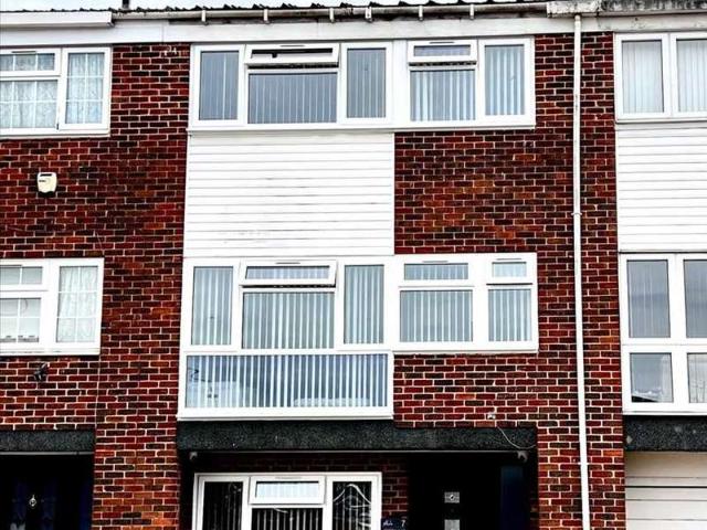 Townhouse for sale in Slough