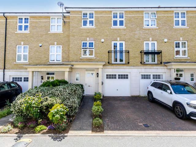 Townhouse for sale in North Watford