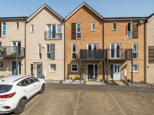 Townhouse for sale in Easthampstead, Bracknell