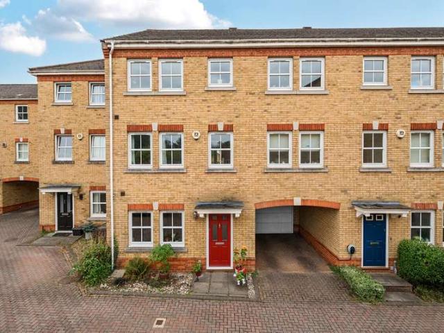 Townhouse for sale in Knaphill, Woking