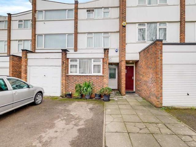 Townhouse for sale in Greater London
