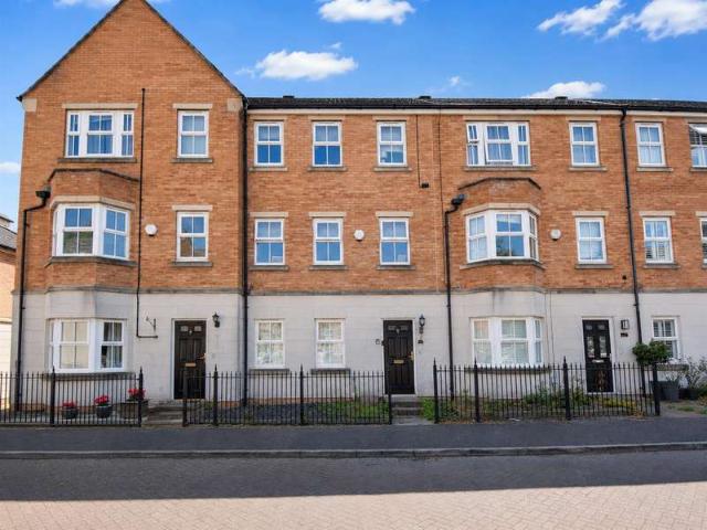 Townhouse for rent in City Fields, West Yorkshire