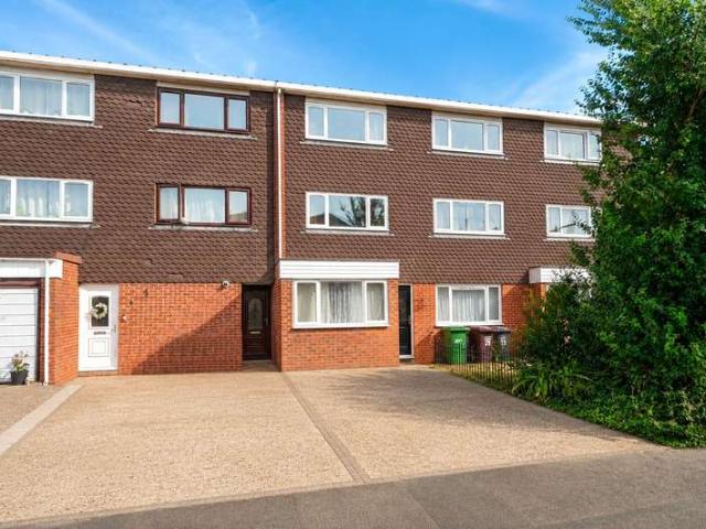 Townhouse for sale in Slough