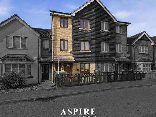 Townhouse for sale in Stanford-le-hope, Essex